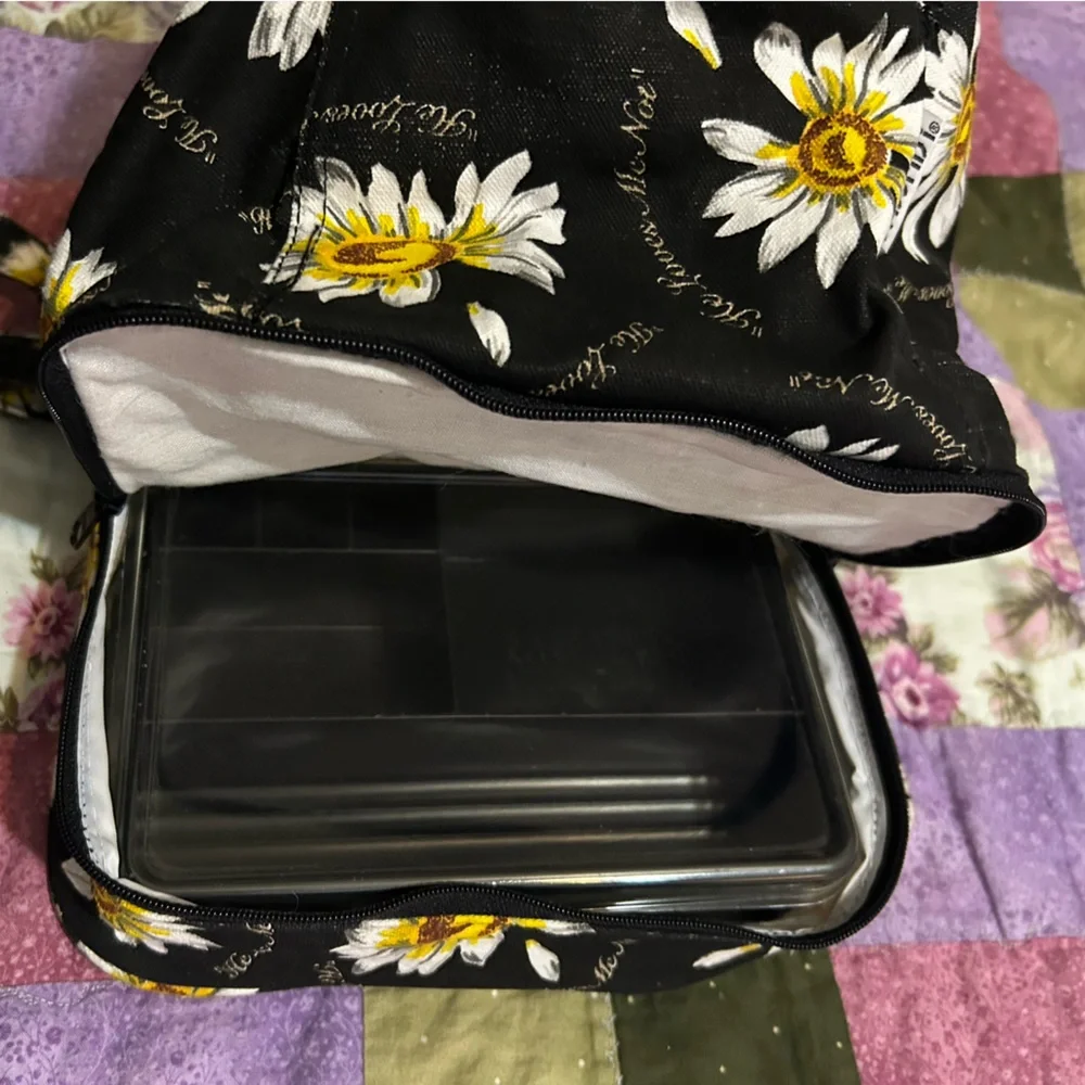 Sassaby Daisy Vintage 90’s‎ backpack makeup bag